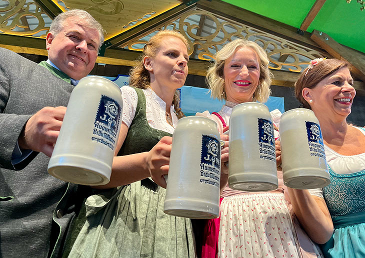 Zum Auftakt am 21.09.2024 erfolgt der erste Anstich im Volkssängerzelt Schützenlisl durch Monika Gruber (2.v.r), hier mit Wirt Lorenz Stiftl, seiner Frau Christin (beie links), Traudl Siferlinger (re) (©Foto: Bernd Kämmer 2024 www.shop.berndart.com) 
